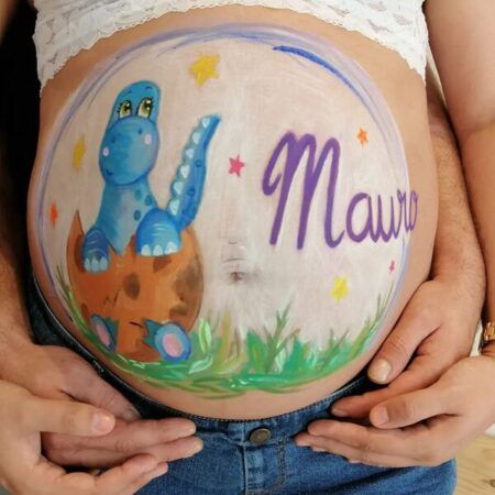 Pintar la barriga de una embarazada es una experiencia única