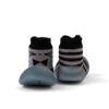 Zapatos de primeros pasos BigToes Chameleon para bebé con estampado de rayas gris de frente