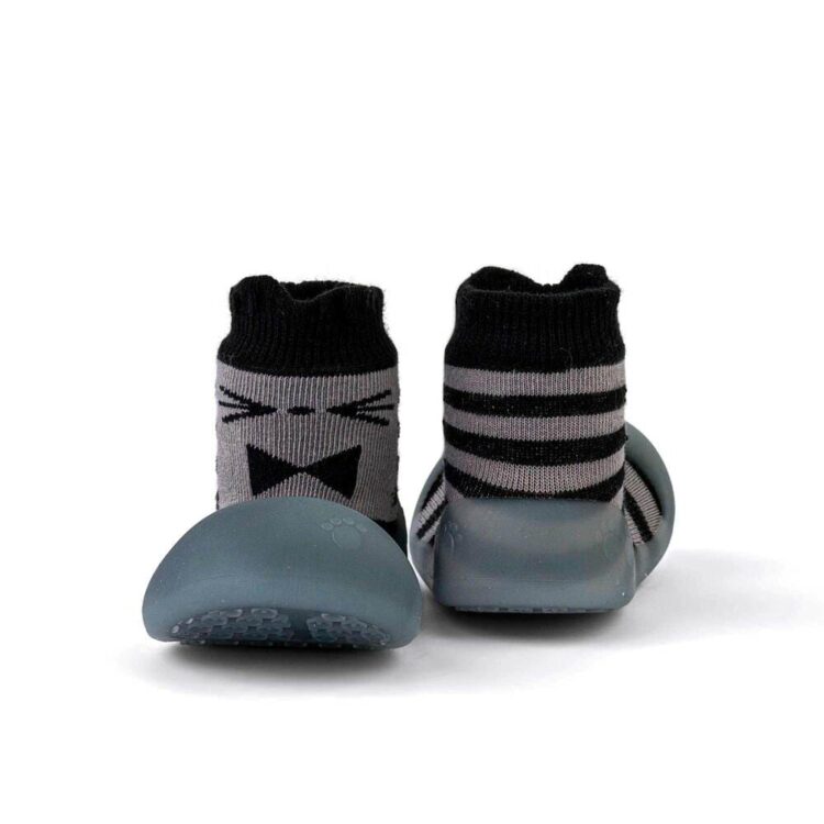 Zapatos de primeros pasos BigToes Chameleon para bebé con estampado de rayas gris de frente