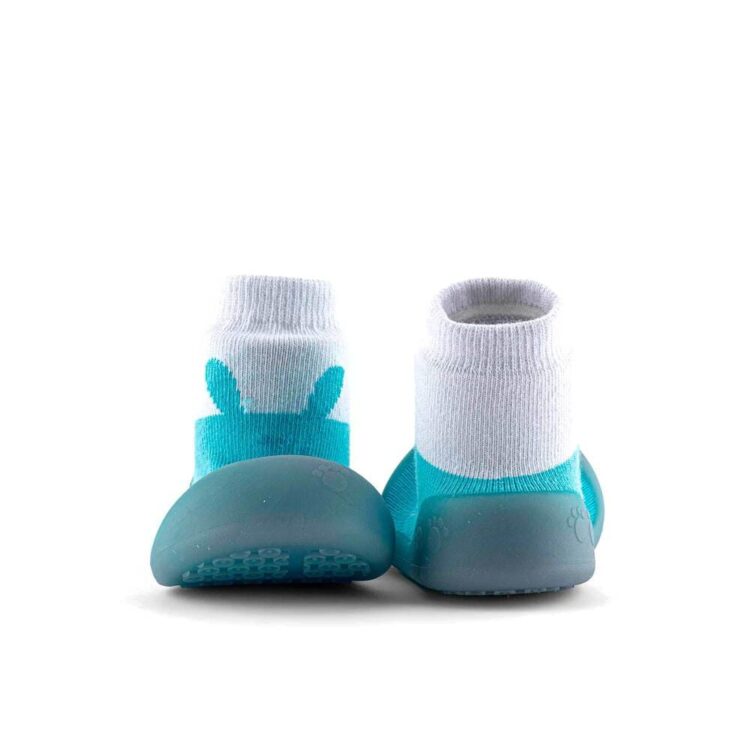 Zapatos de primeros pasos BigToes Chameleon para bebé con estampado de conejito azul de frente y atras